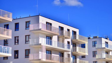 Modern lüks konut binası. Güneşli bir günde modern apartman binası. Mavi gökyüzü olan ön bina.. 