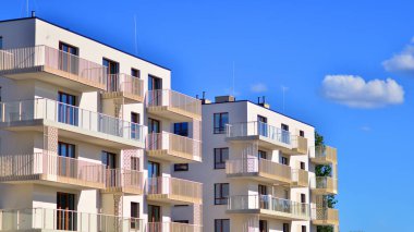Modern lüks konut binası. Güneşli bir günde modern apartman binası. Mavi gökyüzü olan ön bina.. 