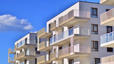 Modern lüks konut binası. Güneşli bir günde modern apartman binası. Mavi gökyüzü olan ön bina.. 