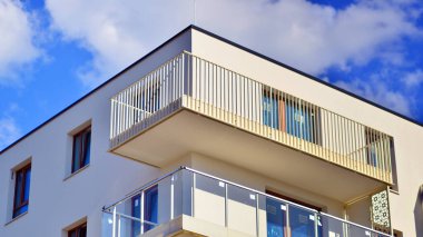 Modern lüks konut binası. Güneşli bir günde modern apartman binası. Mavi gökyüzü olan ön bina.. 