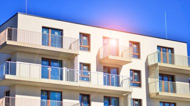 Modern lüks konut binası. Güneşli bir günde modern apartman binası. Mavi gökyüzü olan ön bina.. 