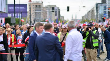 Varşova, Polonya. 1 Ekim 2023. Milyonların Yüreği Yürüyüşü. Yüz binlerce insan demokrasiye destek vermek için hükümet karşıtı protesto yürüyüşü yapıyor. İnsanların kendiliğinden verdiği tepki..