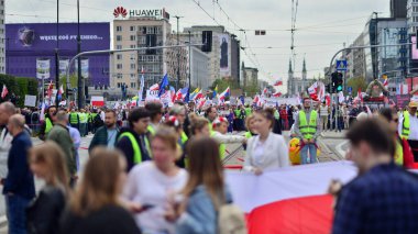 Varşova, Polonya. 1 Ekim 2023. Milyonların Yüreği Yürüyüşü. Yüz binlerce insan demokrasiye destek vermek için hükümet karşıtı protesto yürüyüşü yapıyor. İnsanların kendiliğinden verdiği tepki..