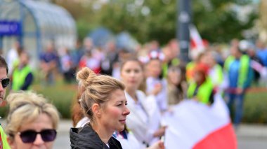 Varşova, Polonya. 1 Ekim 2023. Milyonların Yüreği Yürüyüşü. Yüz binlerce insan demokrasiye destek vermek için hükümet karşıtı protesto yürüyüşü yapıyor. İnsanların kendiliğinden verdiği tepki..