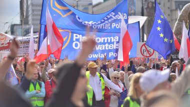 Varşova, Polonya. 1 Ekim 2023. Milyonların Yüreği Yürüyüşü. Yüz binlerce insan demokrasiye destek vermek için hükümet karşıtı protesto yürüyüşü yapıyor. İnsanların kendiliğinden verdiği tepki..