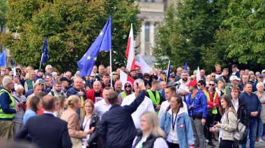 Varşova, Polonya. 1 Ekim 2023. Milyonların Yüreği Yürüyüşü. Yüz binlerce insan demokrasiye destek vermek için hükümet karşıtı protesto yürüyüşü yapıyor. İnsanların kendiliğinden verdiği tepki..