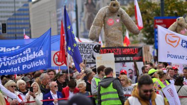 Varşova, Polonya. 1 Ekim 2023. Milyonların Yüreği Yürüyüşü. Yüz binlerce insan demokrasiye destek vermek için hükümet karşıtı protesto yürüyüşü yapıyor. İnsanların kendiliğinden verdiği tepki..