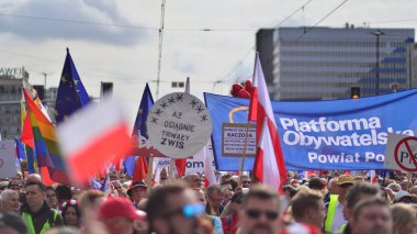 Varşova, Polonya. 1 Ekim 2023. Milyonların Yüreği Yürüyüşü. Yüz binlerce insan demokrasiye destek vermek için hükümet karşıtı protesto yürüyüşü yapıyor. İnsanların kendiliğinden verdiği tepki..