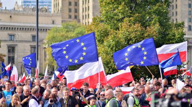 Varşova, Polonya. 1 Ekim 2023. Milyonların Yüreği Yürüyüşü. Yüz binlerce insan demokrasiye destek vermek için hükümet karşıtı protesto yürüyüşü yapıyor. İnsanların kendiliğinden verdiği tepki..