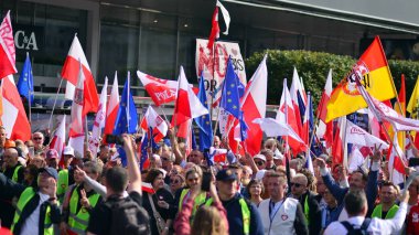 Varşova, Polonya. 1 Ekim 2023. Milyonların Yüreği Yürüyüşü. Yüz binlerce insan demokrasiye destek vermek için hükümet karşıtı protesto yürüyüşü yapıyor. İnsanların kendiliğinden verdiği tepki..