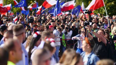 Varşova, Polonya. 1 Ekim 2023. Milyonların Yüreği Yürüyüşü. Yüz binlerce insan demokrasiye destek vermek için hükümet karşıtı protesto yürüyüşü yapıyor. İnsanların kendiliğinden verdiği tepki..