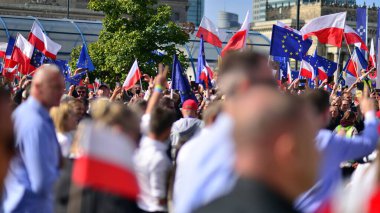 Varşova, Polonya. 1 Ekim 2023. Milyonların Yüreği Yürüyüşü. Yüz binlerce insan demokrasiye destek vermek için hükümet karşıtı protesto yürüyüşü yapıyor. İnsanların kendiliğinden verdiği tepki..