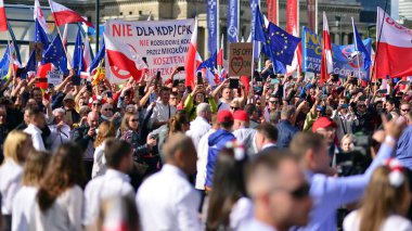 Varşova, Polonya. 1 Ekim 2023. Milyonların Yüreği Yürüyüşü. Yüz binlerce insan demokrasiye destek vermek için hükümet karşıtı protesto yürüyüşü yapıyor. İnsanların kendiliğinden verdiği tepki..