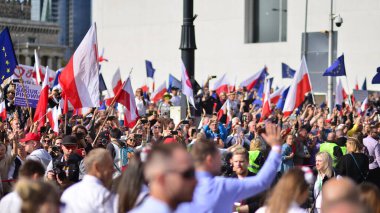 Varşova, Polonya. 1 Ekim 2023. Milyonların Yüreği Yürüyüşü. Yüz binlerce insan demokrasiye destek vermek için hükümet karşıtı protesto yürüyüşü yapıyor. İnsanların kendiliğinden verdiği tepki..