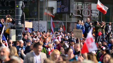 Varşova, Polonya. 1 Ekim 2023. Milyonların Yüreği Yürüyüşü. Yüz binlerce insan demokrasiye destek vermek için hükümet karşıtı protesto yürüyüşü yapıyor. İnsanların kendiliğinden verdiği tepki..