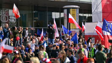 Varşova, Polonya. 1 Ekim 2023. Milyonların Yüreği Yürüyüşü. Yüz binlerce insan demokrasiye destek vermek için hükümet karşıtı protesto yürüyüşü yapıyor. İnsanların kendiliğinden verdiği tepki..
