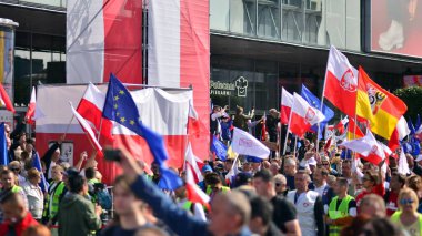 Varşova, Polonya. 1 Ekim 2023. Milyonların Yüreği Yürüyüşü. Yüz binlerce insan demokrasiye destek vermek için hükümet karşıtı protesto yürüyüşü yapıyor. İnsanların kendiliğinden verdiği tepki..