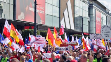 Varşova, Polonya. 1 Ekim 2023. Milyonların Yüreği Yürüyüşü. Yüz binlerce insan demokrasiye destek vermek için hükümet karşıtı protesto yürüyüşü yapıyor. İnsanların kendiliğinden verdiği tepki..