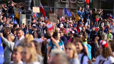 Varşova, Polonya. 1 Ekim 2023. Milyonların Yüreği Yürüyüşü. Yüz binlerce insan demokrasiye destek vermek için hükümet karşıtı protesto yürüyüşü yapıyor. İnsanların kendiliğinden verdiği tepki..