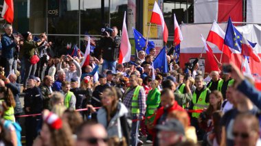Varşova, Polonya. 1 Ekim 2023. Milyonların Yüreği Yürüyüşü. Yüz binlerce insan demokrasiye destek vermek için hükümet karşıtı protesto yürüyüşü yapıyor. İnsanların kendiliğinden verdiği tepki..