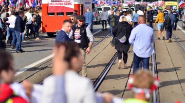 Varşova, Polonya. 1 Ekim 2023. Milyonların Yüreği Yürüyüşü. Yüz binlerce insan demokrasiye destek vermek için hükümet karşıtı protesto yürüyüşü yapıyor. İnsanların kendiliğinden verdiği tepki..