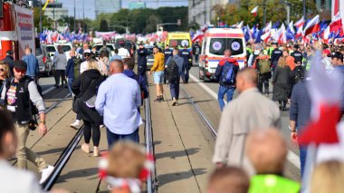 Varşova, Polonya. 1 Ekim 2023. Milyonların Yüreği Yürüyüşü. Yüz binlerce insan demokrasiye destek vermek için hükümet karşıtı protesto yürüyüşü yapıyor. İnsanların kendiliğinden verdiği tepki..