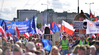 Varşova, Polonya. 1 Ekim 2023. Milyonların Yüreği Yürüyüşü. Yüz binlerce insan demokrasiye destek vermek için hükümet karşıtı protesto yürüyüşü yapıyor. İnsanların kendiliğinden verdiği tepki..