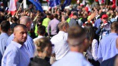 Varşova, Polonya. 1 Ekim 2023. Milyonların Yüreği Yürüyüşü. Yüz binlerce insan demokrasiye destek vermek için hükümet karşıtı protesto yürüyüşü yapıyor. İnsanların kendiliğinden verdiği tepki..