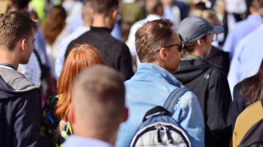 Varşova, Polonya. 1 Ekim 2023. Milyonların Yüreği Yürüyüşü. Yüz binlerce insan demokrasiye destek vermek için hükümet karşıtı protesto yürüyüşü yapıyor. İnsanların kendiliğinden verdiği tepki..