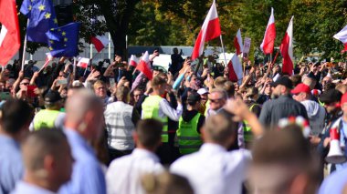 Varşova, Polonya. 1 Ekim 2023. Milyonların Yüreği Yürüyüşü. Yüz binlerce insan demokrasiye destek vermek için hükümet karşıtı protesto yürüyüşü yapıyor. İnsanların kendiliğinden verdiği tepki..