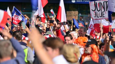 Varşova, Polonya. 1 Ekim 2023. Milyonların Yüreği Yürüyüşü. Yüz binlerce insan demokrasiye destek vermek için hükümet karşıtı protesto yürüyüşü yapıyor. İnsanların kendiliğinden verdiği tepki..