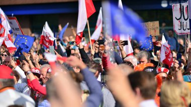 Varşova, Polonya. 1 Ekim 2023. Milyonların Yüreği Yürüyüşü. Yüz binlerce insan demokrasiye destek vermek için hükümet karşıtı protesto yürüyüşü yapıyor. İnsanların kendiliğinden verdiği tepki..