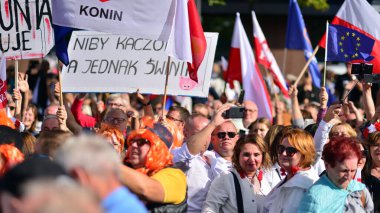 Varşova, Polonya. 1 Ekim 2023. Milyonların Yüreği Yürüyüşü. Yüz binlerce insan demokrasiye destek vermek için hükümet karşıtı protesto yürüyüşü yapıyor. İnsanların kendiliğinden verdiği tepki..