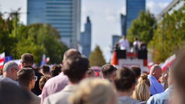 Varşova, Polonya. 1 Ekim 2023. Milyonların Yüreği Yürüyüşü. Yüz binlerce insan demokrasiye destek vermek için hükümet karşıtı protesto yürüyüşü yapıyor. İnsanların kendiliğinden verdiği tepki..