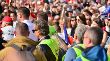 Varşova, Polonya. 1 Ekim 2023. Milyonların Yüreği Yürüyüşü. Yüz binlerce insan demokrasiye destek vermek için hükümet karşıtı protesto yürüyüşü yapıyor. İnsanların kendiliğinden verdiği tepki..