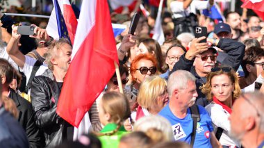 Varşova, Polonya. 1 Ekim 2023. Milyonların Yüreği Yürüyüşü. Yüz binlerce insan demokrasiye destek vermek için hükümet karşıtı protesto yürüyüşü yapıyor. İnsanların kendiliğinden verdiği tepki..