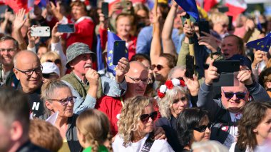 Varşova, Polonya. 1 Ekim 2023. Milyonların Yüreği Yürüyüşü. Yüz binlerce insan demokrasiye destek vermek için hükümet karşıtı protesto yürüyüşü yapıyor. İnsanların kendiliğinden verdiği tepki..