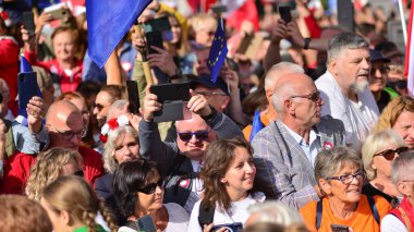 Varşova, Polonya. 1 Ekim 2023. Milyonların Yüreği Yürüyüşü. Yüz binlerce insan demokrasiye destek vermek için hükümet karşıtı protesto yürüyüşü yapıyor. İnsanların kendiliğinden verdiği tepki..
