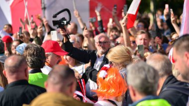 Varşova, Polonya. 1 Ekim 2023. Milyonların Yüreği Yürüyüşü. Yüz binlerce insan demokrasiye destek vermek için hükümet karşıtı protesto yürüyüşü yapıyor. İnsanların kendiliğinden verdiği tepki..