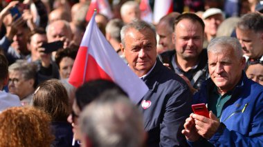 Varşova, Polonya. 1 Ekim 2023. Milyonların Yüreği Yürüyüşü. Yüz binlerce insan demokrasiye destek vermek için hükümet karşıtı protesto yürüyüşü yapıyor. İnsanların kendiliğinden verdiği tepki..