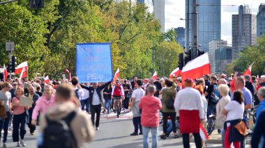 Varşova, Polonya. 1 Ekim 2023. Milyonların Yüreği Yürüyüşü. Yüz binlerce insan demokrasiye destek vermek için hükümet karşıtı protesto yürüyüşü yapıyor. İnsanların kendiliğinden verdiği tepki..