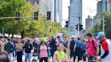 Varşova, Polonya. 1 Ekim 2023. Milyonların Yüreği Yürüyüşü. Yüz binlerce insan demokrasiye destek vermek için hükümet karşıtı protesto yürüyüşü yapıyor. İnsanların kendiliğinden verdiği tepki..
