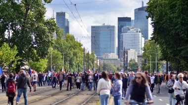 Varşova, Polonya. 1 Ekim 2023. Milyonların Yüreği Yürüyüşü. Yüz binlerce insan demokrasiye destek vermek için hükümet karşıtı protesto yürüyüşü yapıyor. İnsanların kendiliğinden verdiği tepki..