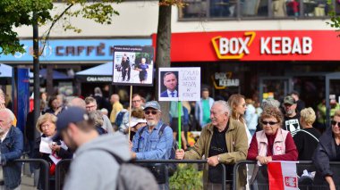 Varşova, Polonya. 1 Ekim 2023. Milyonların Yüreği Yürüyüşü. Yüz binlerce insan demokrasiye destek vermek için hükümet karşıtı protesto yürüyüşü yapıyor. İnsanların kendiliğinden verdiği tepki..