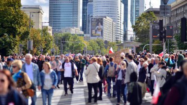Varşova, Polonya. 1 Ekim 2023. Milyonların Yüreği Yürüyüşü. Yüz binlerce insan demokrasiye destek vermek için hükümet karşıtı protesto yürüyüşü yapıyor. İnsanların kendiliğinden verdiği tepki..