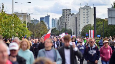 Varşova, Polonya. 1 Ekim 2023. Milyonların Yüreği Yürüyüşü. Yüz binlerce insan demokrasiye destek vermek için hükümet karşıtı protesto yürüyüşü yapıyor. İnsanların kendiliğinden verdiği tepki..