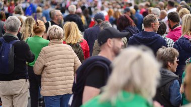 Varşova, Polonya. 1 Ekim 2023. Milyonların Yüreği Yürüyüşü. Yüz binlerce insan demokrasiye destek vermek için hükümet karşıtı protesto yürüyüşü yapıyor. İnsanların kendiliğinden verdiği tepki..