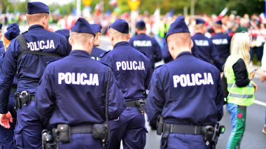 Varşova, Polonya. 1 Ekim 2023. Milyonların Yüreği Yürüyüşü. Polis birimleri muhalefet gösterilerini güvence altına alıyor.