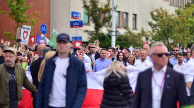 Varşova, Polonya. 1 Ekim 2023. Milyonların Yüreği Yürüyüşü. Yüz binlerce insan demokrasiye destek vermek için hükümet karşıtı protesto yürüyüşü yapıyor. İnsanların kendiliğinden verdiği tepki..