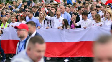 Varşova, Polonya. 1 Ekim 2023. Donald Tusk, komünizmin çöküşünden bu yana Polonya 'da görülen en büyük gösteriler sırasında. Bir Milyon Yüreğin Yürüyüşü.